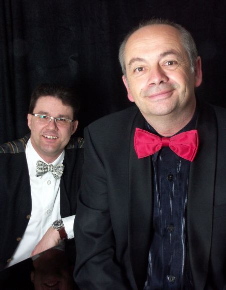 Bernd Düring (links) und Eckhard Radau (rechts) kommen mit ihrem Programm „KaZett und Kabarett. Widerworte in brauner Zeit“ am Donnerstag, 26. Januar, um 19 Uhr in den Burgsaal der Wewelsburg. (Foto: Harald Morsch)